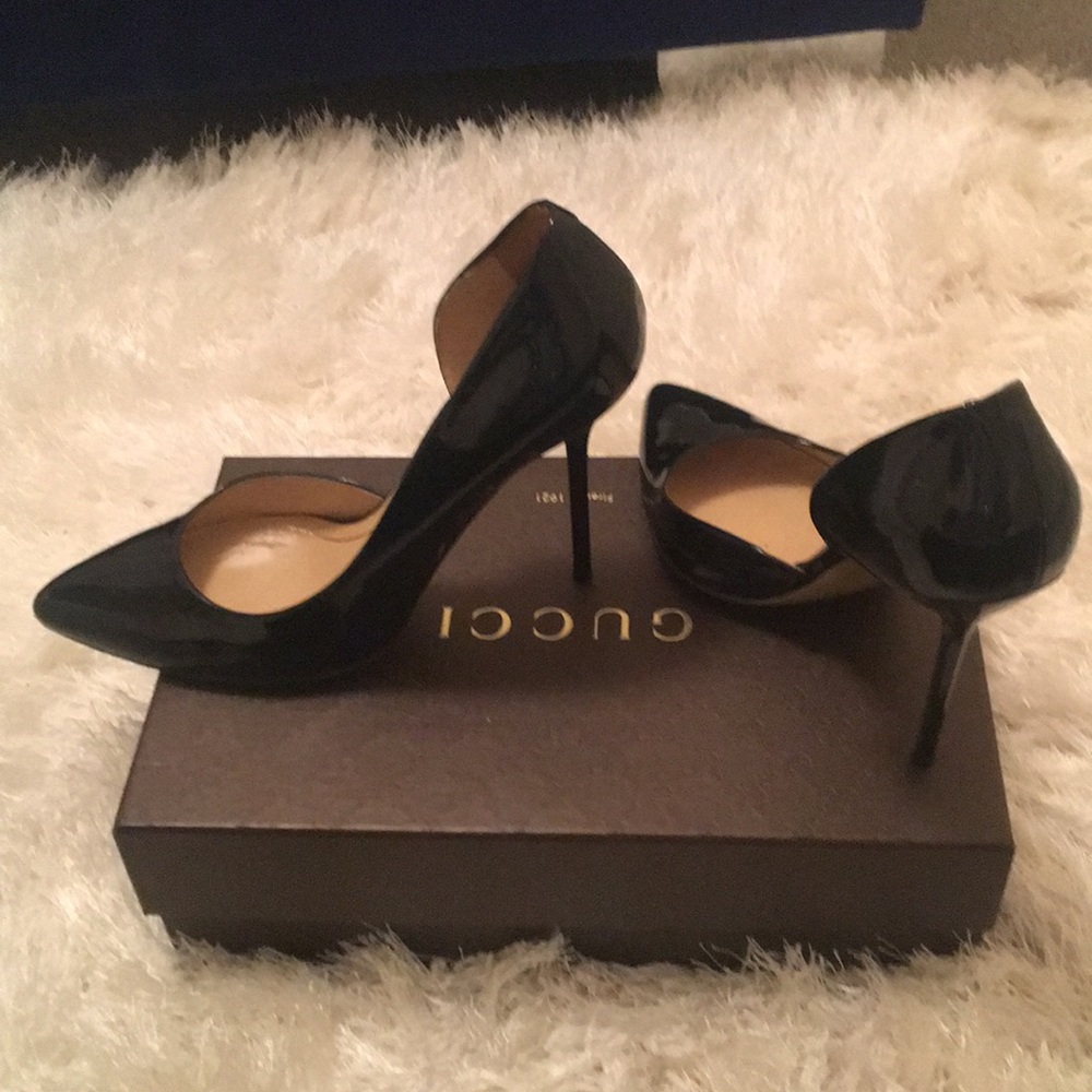Gucci Vernice Crystal Pump in Black